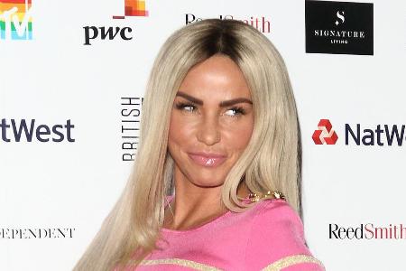 Katie Price fällt immer wieder durch Negativ-Schlagzeilen auf Katie Price fällt immer wieder durch Negativ-Schlagzeilen auf