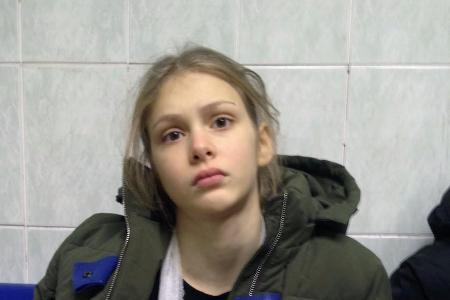 Ameli Bilyk mit eingegipstem Arm Ameli Bilyk mit eingegipstem Arm