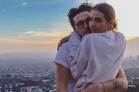So verliebt zeigen sich Brooklyn Beckham und Hana Cross So verliebt zeigen sich Brooklyn Beckham und Hana Cross