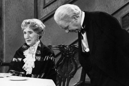 Butler James (Freddie Frinton) und Miss Sophie (May Warden) sorgen jedes Jahr an Silvester für Gelächter Butler James (Freddie Frinton) und Miss Sophie (May Warden) sorgen jedes Jahr an Silvester für Gelächter