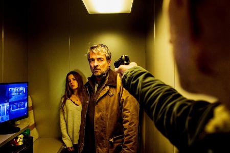 Gefangen im Panik-Room: Reto Flückiger (Stefan Gubser) wird bedroht Gefangen im Panik-Room: Reto Flückiger (Stefan Gubser) wird bedroht