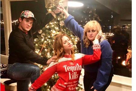 Adam DeVine, Brittany Snow und Rebel Wilson erfreuen ihre Fans mit einer weihnachtlichen Adam DeVine, Brittany Snow und Rebel Wilson erfreuen ihre Fans mit einer weihnachtlichen