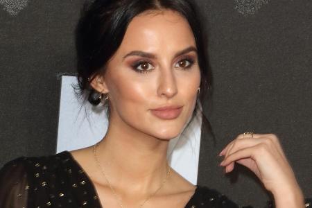 Die britische Journalistin Lucy Watson präsentiert ihre gepflegten Hände bei der Premiere von Die britische Journalistin Lucy Watson präsentiert ihre gepflegten Hände bei der Premiere von