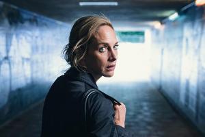 "Du bist nicht allein": Nach dem Erhalt mysteriöser Nachrichten fühlt sich Eva Kormann (Sophie von Kessel) verfolgt und beob...