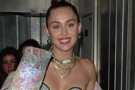 Miley Cyrus gönnt sich wieder ab und zu einen Joint Miley Cyrus gönnt sich wieder ab und zu einen Joint
