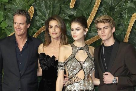 Rande Gerber und Cindy Crawford mit ihrer Kindern Kaia und Presley bei den British Fashion Awards in London Rande Gerber und Cindy Crawford mit ihrer Kindern Kaia und Presley bei den British Fashion Awards in London