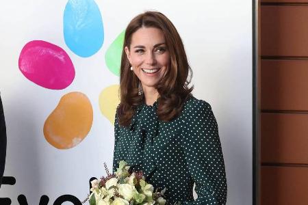 Herzogin Kate im dunkelgrünen Polka-dot-Kleid Herzogin Kate im dunkelgrünen Polka-dot-Kleid