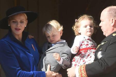 Charlène von Monaco, die Zwillinge Jacques und Gabriella und Albert II Charlène von Monaco, die Zwillinge Jacques und Gabriella und Albert II