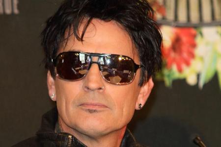 Tommy Lee hat sich offenbar wieder mit seinem Sohn vertragen Tommy Lee hat sich offenbar wieder mit seinem Sohn vertragen