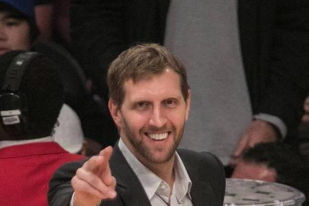 Dirk Nowitzki spielt seit 21 Jahren bei den Dallas Mavericks Dirk Nowitzki spielt seit 21 Jahren bei den Dallas Mavericks