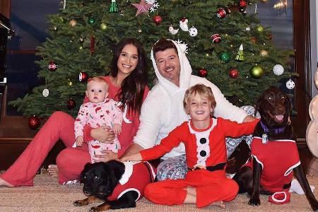 Familienfoto unterm Weihnachtsbaum: Robin Thicke mit Freundin April Love Geary und er gemeinsamen Tochter Mia Grace sowie se... Familienfoto unterm Weihnachtsbaum: Robin Thicke mit Freundin April Love Geary und er gemeinsamen Tochter Mia Grace sowie se...
