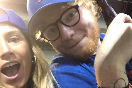 Ed Sheeran und Cherry Seaborn haben Spaß auf einem Sport-Event Ed Sheeran und Cherry Seaborn haben Spaß auf einem Sport-Event