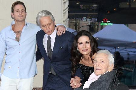 Kirk Douglas (v.r.) mit Schwiegertochter Catherine Zeta-Jones, Sohn Michael und Enkel Cameron Kirk Douglas (v.r.) mit Schwiegertochter Catherine Zeta-Jones, Sohn Michael und Enkel Cameron