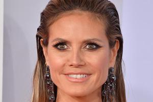 Heidi Klum gewährt tiefe Einblicke vor dem Weihnachtsmann