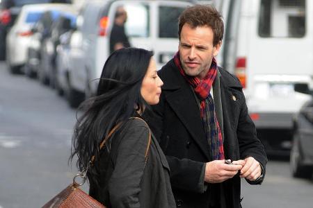 Lucy Liu und Johnny Lee Miller als Watson und Sherlock Holmes am Set von Lucy Liu und Johnny Lee Miller als Watson und Sherlock Holmes am Set von