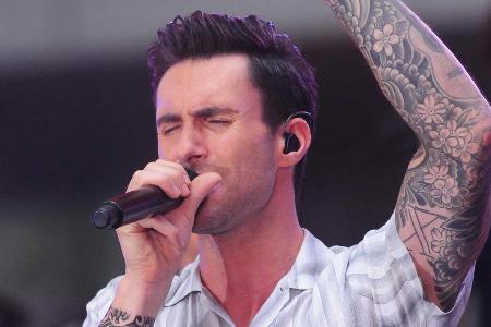 Bis jetzt steht Adam Levine mit seiner Band beim Super Bowl alleine auf der Bühne Bis jetzt steht Adam Levine mit seiner Band beim Super Bowl alleine auf der Bühne
