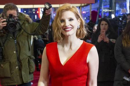 Jessica Chastain verzichtete auf eine Winterjacke und leuchtete in einem roten Abendkleid Jessica Chastain verzichtete auf eine Winterjacke und leuchtete in einem roten Abendkleid