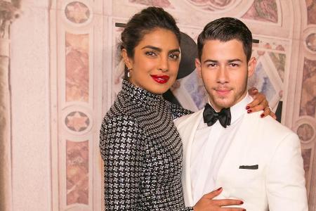 Nick Jonas und Priyanka Chopra haben es auf ihrer Hochzeit in Indien ordentlich krachen lassen Nick Jonas und Priyanka Chopra haben es auf ihrer Hochzeit in Indien ordentlich krachen lassen