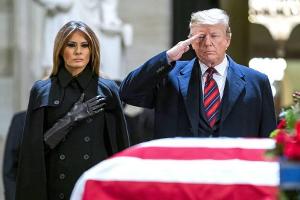 Die Trumps erweisen George H. W. Bush die letzte Ehre
