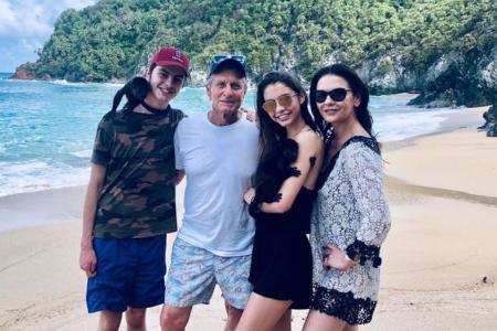 Catherine Zeta-Jones (v.r.) verbringt Weihnachten mit Tochter Carys, Ehemann Michael Douglas und Sohn Dylan in der Sonne Catherine Zeta-Jones (v.r.) verbringt Weihnachten mit Tochter Carys, Ehemann Michael Douglas und Sohn Dylan in der Sonne