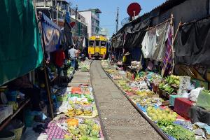 Durch diesen Markt fährt regelmäßig ein Zug