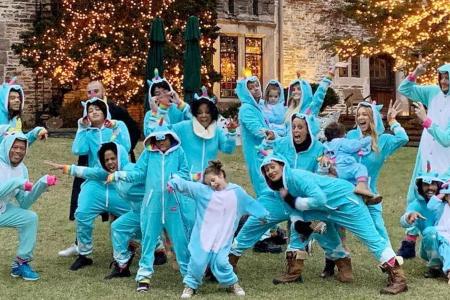 Die Familie von Diana Ross in ihren Einhorn-Anzügen Die Familie von Diana Ross in ihren Einhorn-Anzügen