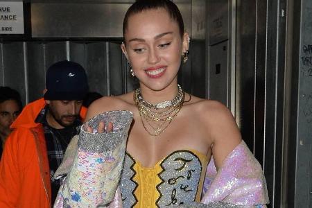 Miley Cyrus beim Verlassen eines Londoner Clubs Miley Cyrus beim Verlassen eines Londoner Clubs
