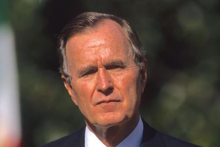 George H. W. Bush im Jahr 1989 vor dem Weißen Haus George H. W. Bush im Jahr 1989 vor dem Weißen Haus