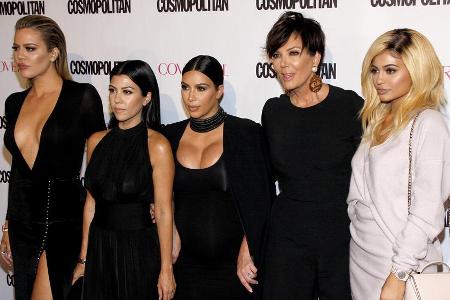 Die Frauen aus dem Hause Kardashian-Jenner werden wegen ihrer Weihnachtskarte belächelt Die Frauen aus dem Hause Kardashian-Jenner werden wegen ihrer Weihnachtskarte belächelt