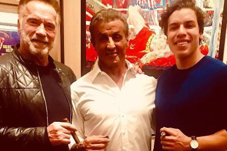 Sylvester Stallone mit Arnold Schwarzenegger (l.) und dessen Sohn Joseph Baena (r.) Sylvester Stallone mit Arnold Schwarzenegger (l.) und dessen Sohn Joseph Baena (r.)