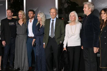 Clint Eastwood (grünes Jackett) hat seine ganze Familie um sich versammelt, inklusive Ex-Frau (re. neben ihm) und neuer Freu... Clint Eastwood (grünes Jackett) hat seine ganze Familie um sich versammelt, inklusive Ex-Frau (re. neben ihm) und neuer Freu...