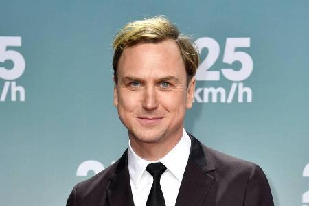 Lars Eidinger mit einer seiner Krawatten auf dem roten Teppich Lars Eidinger mit einer seiner Krawatten auf dem roten Teppich