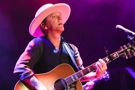 Kiefer Sutherland widmet sich seiner zweiten Leidenschaft neben der Schauspielerei: der Musik Kiefer Sutherland widmet sich seiner zweiten Leidenschaft neben der Schauspielerei: der Musik