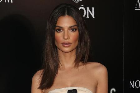 Emily Ratajkowski präsentiert schon im Mai einen strahlend braunen Teint, ganz ohne Sonnenbrand Emily Ratajkowski präsentiert schon im Mai einen strahlend braunen Teint, ganz ohne Sonnenbrand