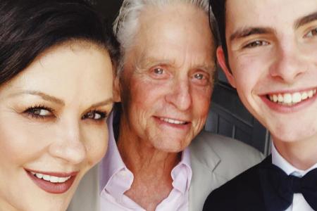 Der Sohn wird erwachsen: Catherine Zeta-Jones und Michael Douglas feiern Dylans (r.) Abschluss Der Sohn wird erwachsen: Catherine Zeta-Jones und Michael Douglas feiern Dylans (r.) Abschluss