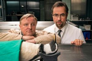 Kommissar Thiel (Axel Prahl, l.) und Prof. Boerne (Jan Josef Liefers) grübeln, denn im "Tatort: Schlangengrube" landete ein ...