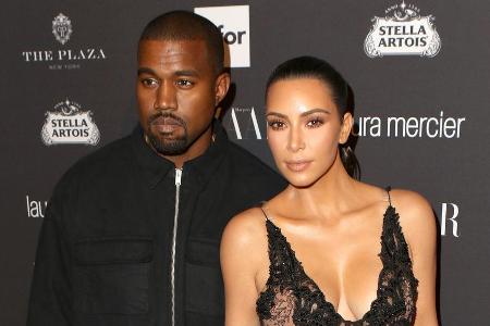Kim Kardashian nimmt ihren Mann Kanye West in Schutz - und muss womöglich mit dem Verlust seiner Wohltätigkeitsorganisation ... Kim Kardashian nimmt ihren Mann Kanye West in Schutz - und muss womöglich mit dem Verlust seiner Wohltätigkeitsorganisation ...
