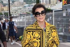 Kris Jenner von Kopf bis Fuß in Versace
