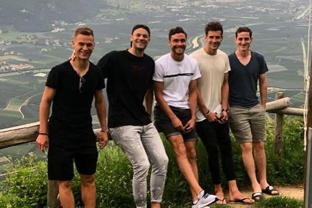 Zwischen dem Training ist Urlaub angesagt: Joshua Kimmich, Manuel Neuer, Jonas Hector, Leon Goretzka und Sebastian Rudy (v.l... Zwischen dem Training ist Urlaub angesagt: Joshua Kimmich, Manuel Neuer, Jonas Hector, Leon Goretzka und Sebastian Rudy (v.l...