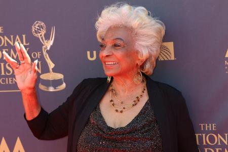 Lebe lang und in Frieden: Nichelle Nichols zeigte bei den Emmy Awards im vergangenen Jahr noch den berühmten Vulkanier-Gruß Lebe lang und in Frieden: Nichelle Nichols zeigte bei den Emmy Awards im vergangenen Jahr noch den berühmten Vulkanier-Gruß
