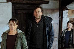 "Tatort: Sonnenwende":  Franziska Tobler (Eva Löbau) und Friedemann Berg (Hans-Jochen Wagner) sind auf dem Hof der Böttgers ...