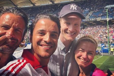 Sie glauben an ihren Verein: Die Schauspieler Stephan Luca und Kostja Ullmann mit Ex-HSV-Spieler Marcell Jansen und Schauspi... Sie glauben an ihren Verein: Die Schauspieler Stephan Luca und Kostja Ullmann mit Ex-HSV-Spieler Marcell Jansen und Schauspi...