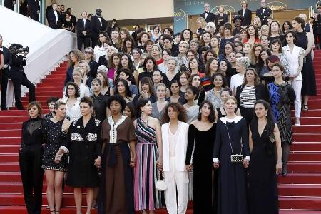 Jury-Präsidentin Cate Blanchett und viele andere Fraien versammelten sich auf der Treppe in Cannes Jury-Präsidentin Cate Blanchett und viele andere Fraien versammelten sich auf der Treppe in Cannes