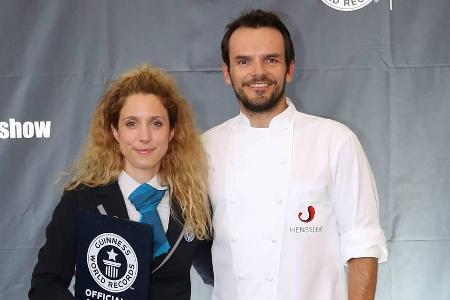 TV-Koch Steffen Henssler freut sich über seinen zweiten Weltrekord-Titel, bestätigt von Rekordrichterin Anna Orford TV-Koch Steffen Henssler freut sich über seinen zweiten Weltrekord-Titel, bestätigt von Rekordrichterin Anna Orford