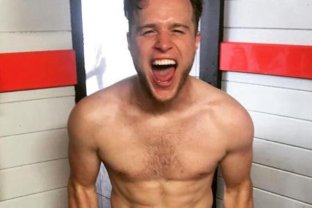 Sänger Olly Murs hält den Erfolg in seinen Händen Sänger Olly Murs hält den Erfolg in seinen Händen