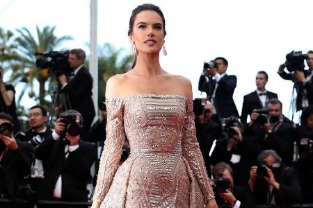 Wie eine Königin: Alessandra Ambrosio auf dem roten Teppich in Cannes Wie eine Königin: Alessandra Ambrosio auf dem roten Teppich in Cannes