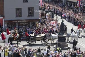 Prinz Harry und Herzogin Meghan auf umjubelter Kutschfahrt