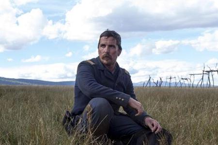 Armee-Offizier Joseph J. Blocker (Christian Bale) hadert mit seinen Befehlen von ganz oben Armee-Offizier Joseph J. Blocker (Christian Bale) hadert mit seinen Befehlen von ganz oben