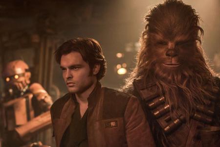 Ziemlich beste Weltraum-Freunde: Han Solo (Alden Ehrenreich, l.) und sein Co-Pilot Chewbacca (Joonas Suotamo) Ziemlich beste Weltraum-Freunde: Han Solo (Alden Ehrenreich, l.) und sein Co-Pilot Chewbacca (Joonas Suotamo)