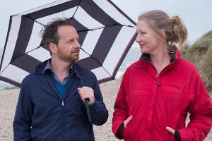 "Ausgerechnet Sylt": Kevin (Fabian Busch) und Bente (Katja Studt) kommen sich bei einem gemeinsamen Strandspaziergang näher